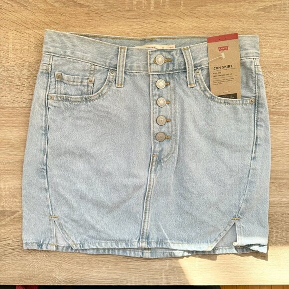 NWT Levi's Twisted Icon Denim Jean Mini Skirt Mid Rise in Light Wash Blue - Picture 1 of 4